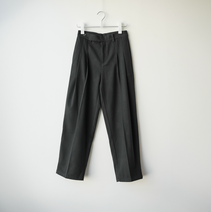 [Limited Sale - Delivery within 1 week] BLUETOWN TWO TUCK PANTS B4012