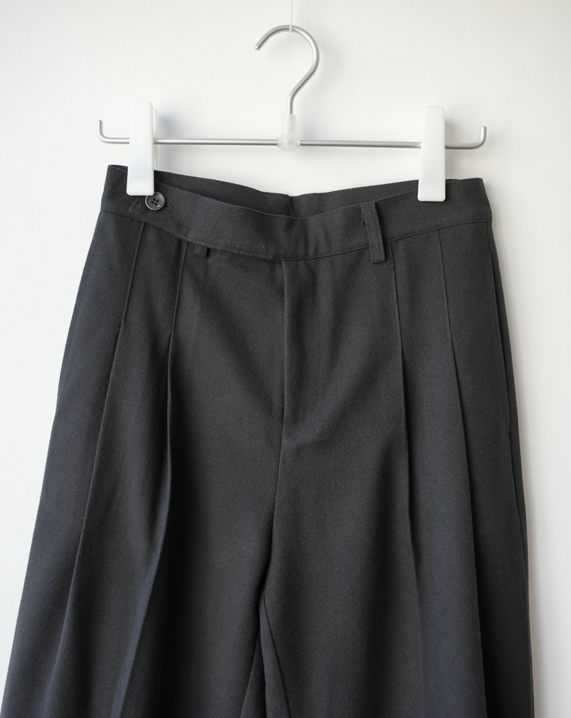 [Limited Sale - Delivery within 1 week] BLUETOWN TWO TUCK PANTS B4012