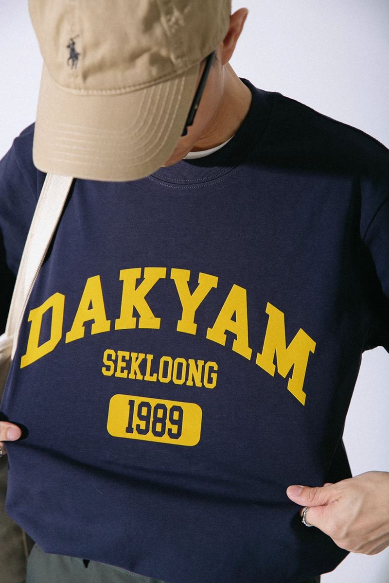 DAKYAM ロゴプリントTシャツ B4185
